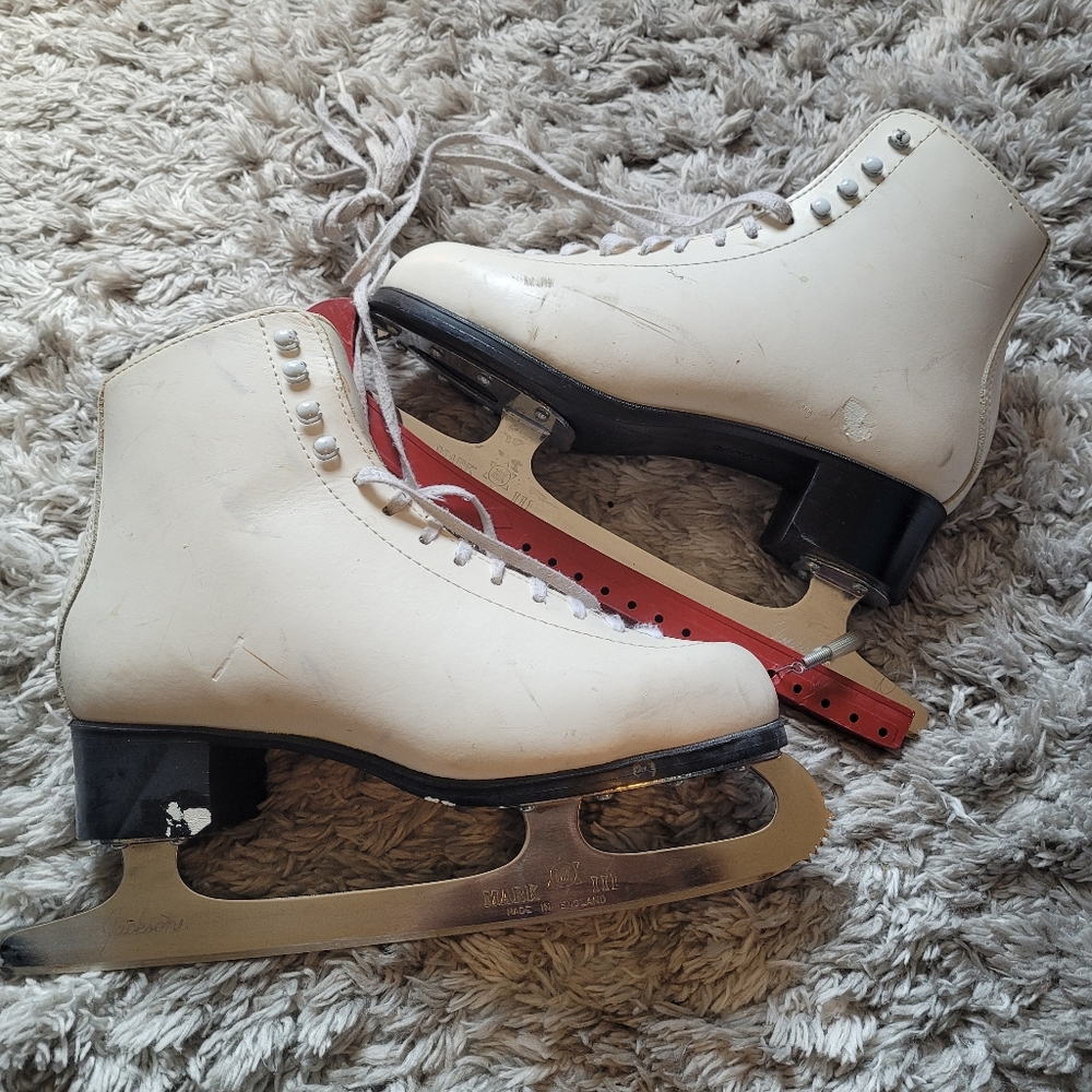 Women's figure skates size 8